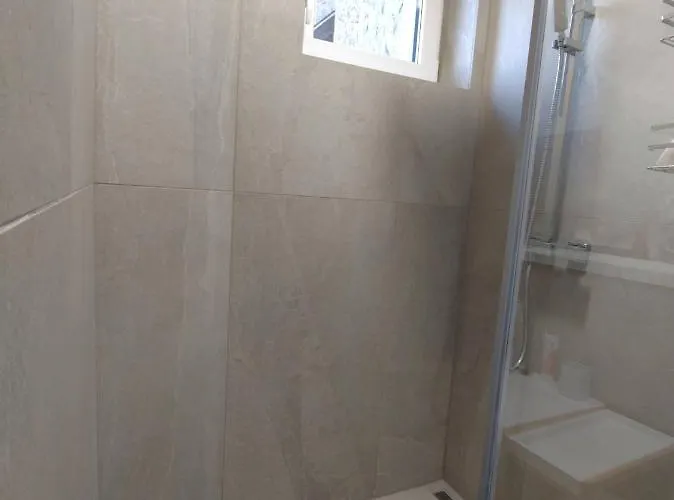 Big - 4 Bedroom, 2 Bathroom Old Town With Ac דירה *